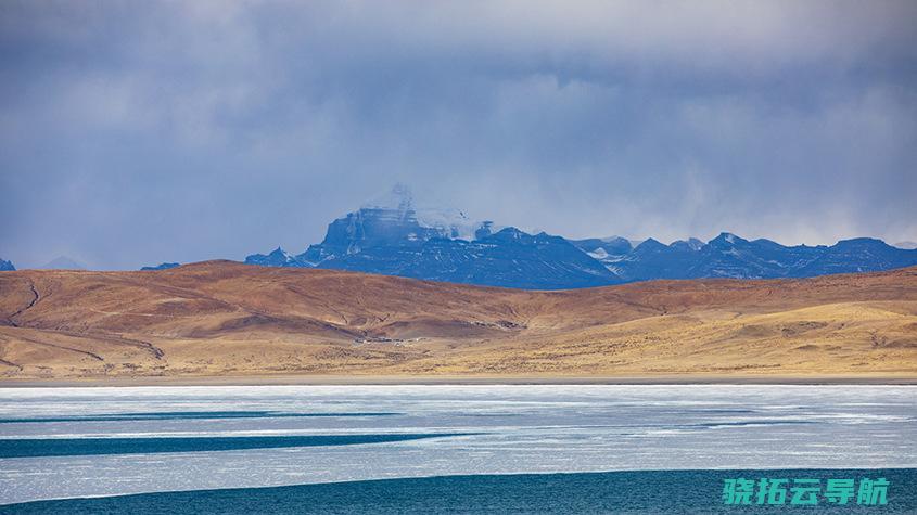 西藏阿里春意渐浓 拉昂错湖冰层消融美如画