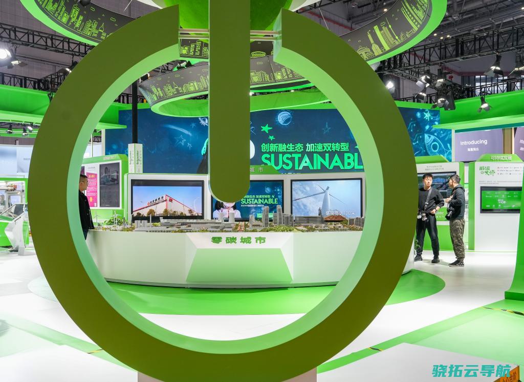 这是第六届中国国内出口博览会施耐德电气展台展出的“零碳市区”愿景模型。