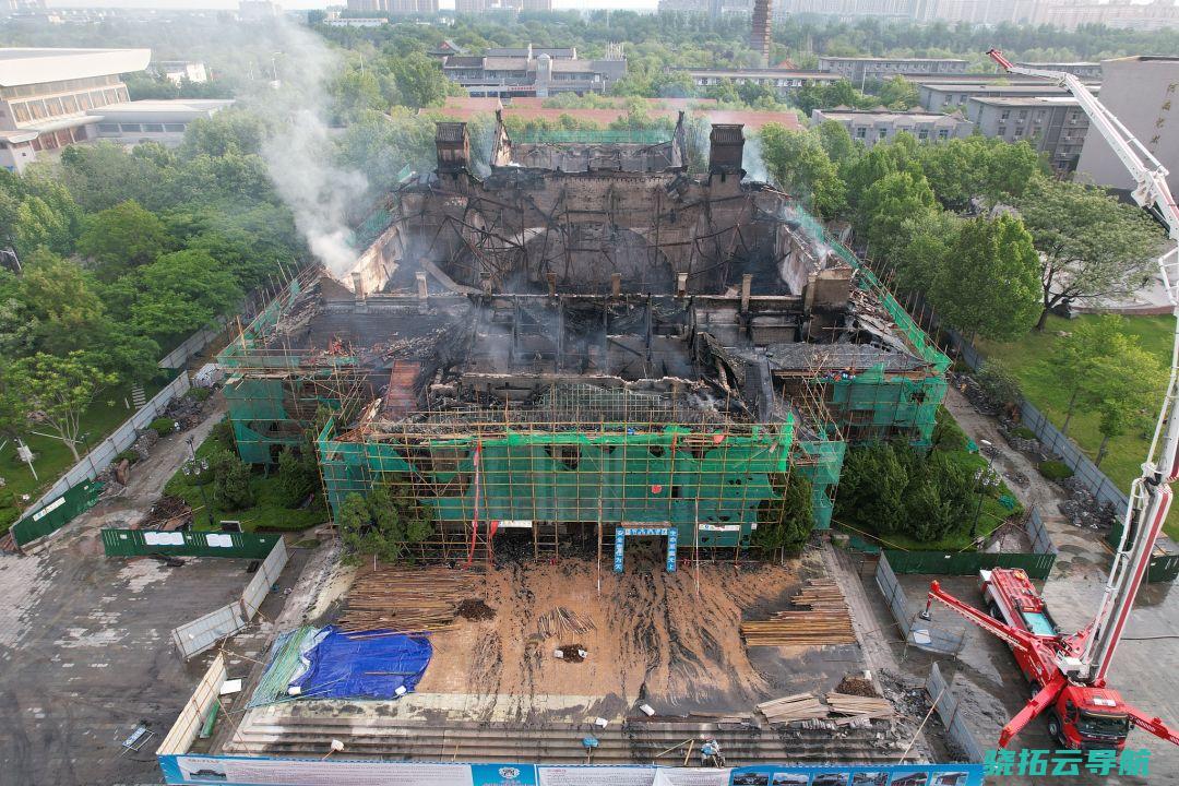 河南大学大礼堂房顶曾经基本坍塌，一片焦黑。视觉中国图