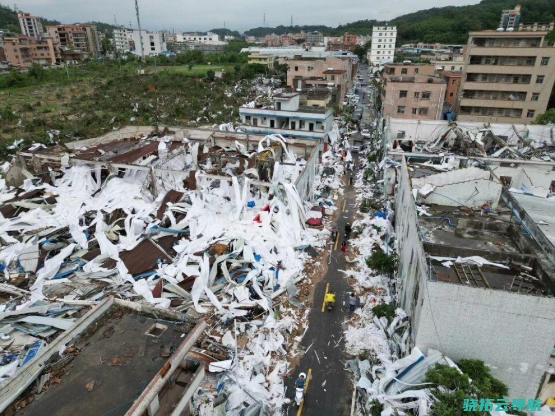 2024年4月28日，广州白云钟落潭镇，由于黑暗村里一家珍珠棉工厂被强龙卷风捣毁，村子里路线两旁以及树上挂着很多珍珠棉。
