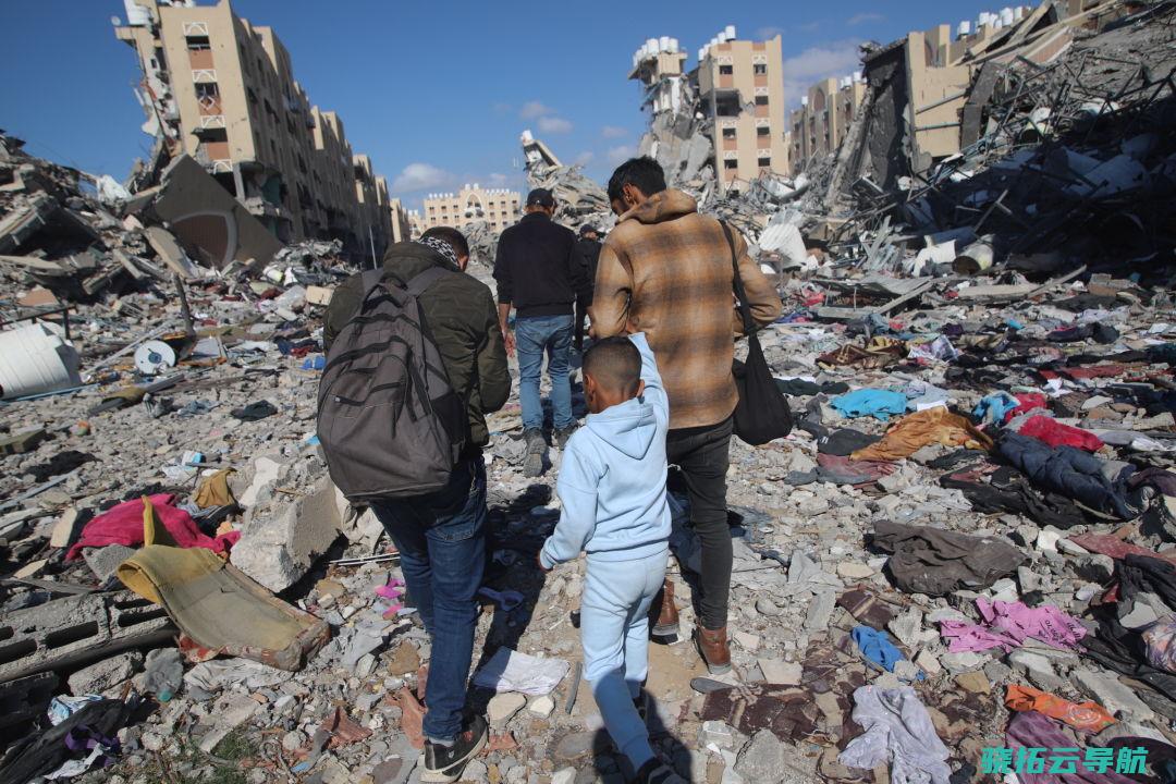 4月9日，加沙地带汗尤尼斯，在以色列从加沙地带南部撤出低空部队六个月后，巴勒斯坦居民开局前往家园。