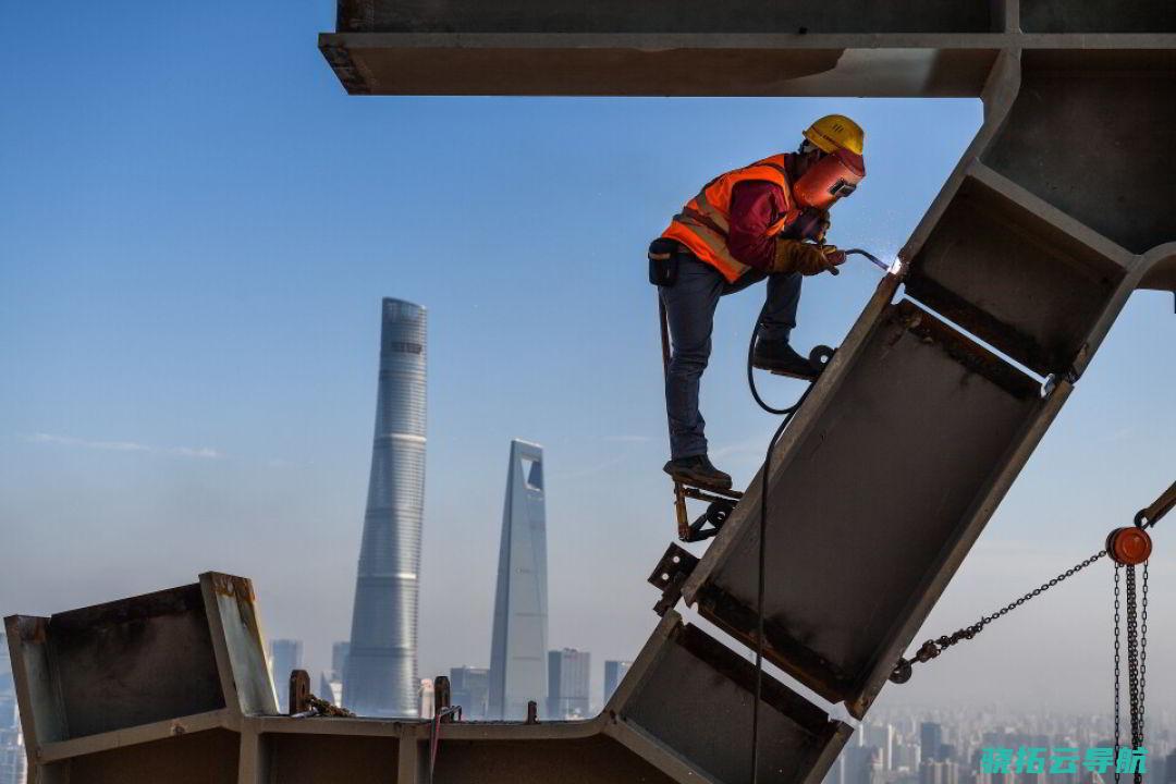 20、2021年9月24日，上海市黄浦区绿地外滩核心T1塔楼（300米62层）树立工地。