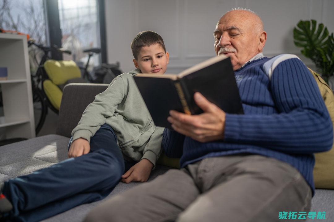 爷爷和孙子在一同浏览，共享快乐光阴。视觉中国|图