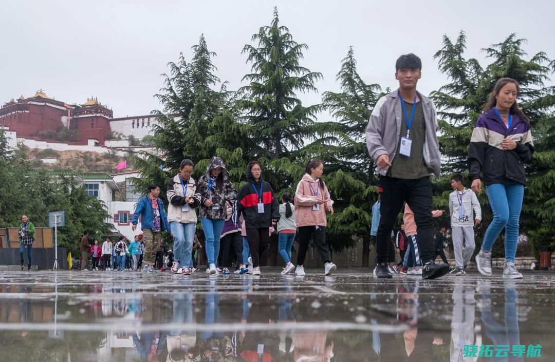 2018年6月7日，西藏布达拉宫脚下的拉萨中学考点内，西藏学子步入考场预备参与高考考试。（何蓬磊 中新社/视觉中国/图）
