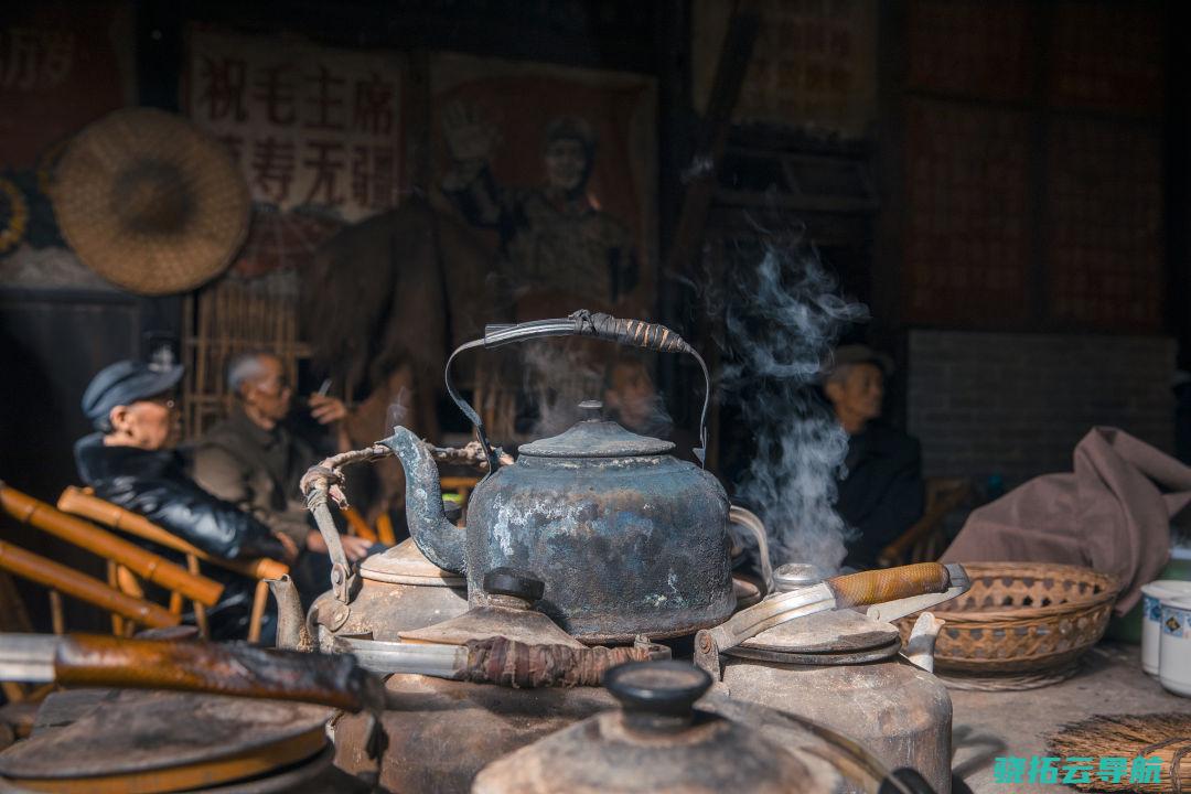 彭镇观音阁老茶馆仍经常使用老式烧水灶，水壶就放在火眼上。视觉中国|图