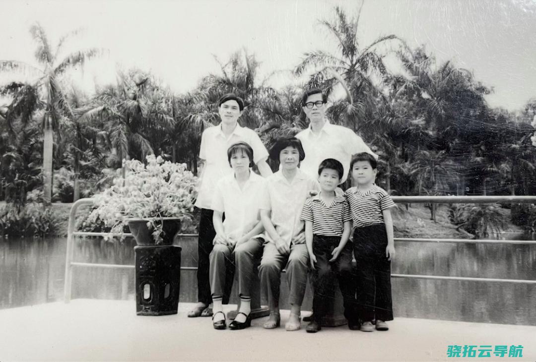 1979年，爸妈和姑公姑奶一家在华南植物园