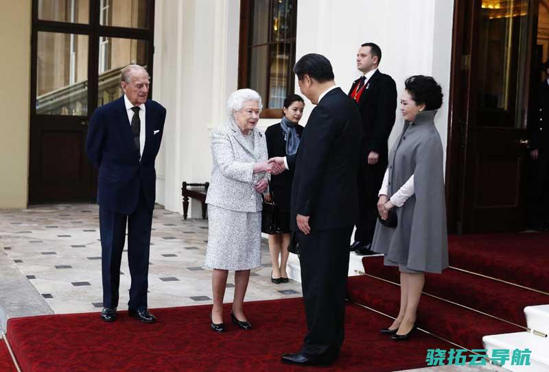 彭丽媛同匈牙利总统舒尤克夫人纳吉观赏布达王宫并茶叙
