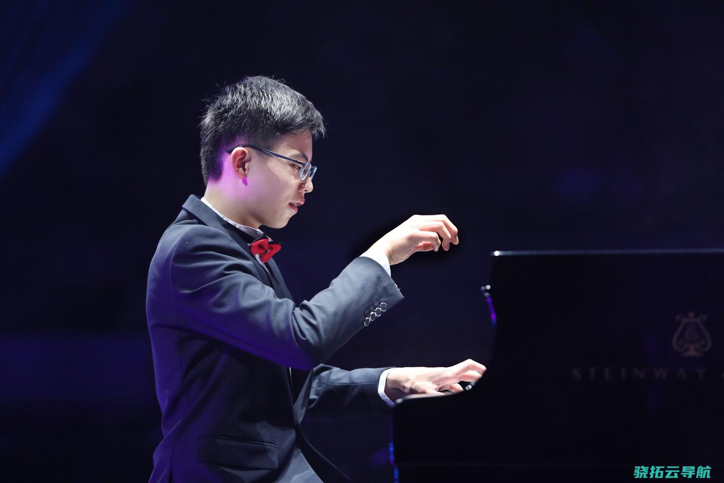 一个自闭症家庭如何寻觅前途 钢琴少年舒海峰