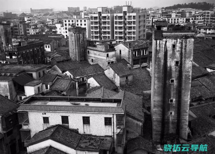 这个摄影师用近二十年期间 拍摄深圳市区变迁中的历史 碎片
