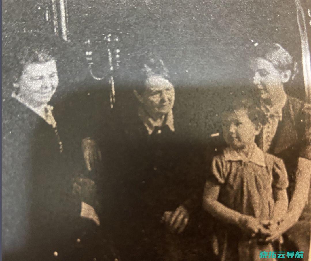 1937年，徐小虎与家人在柏林合影（左起：外祖母、太外祖母、徐小虎、母亲芭芭拉）。作者供图