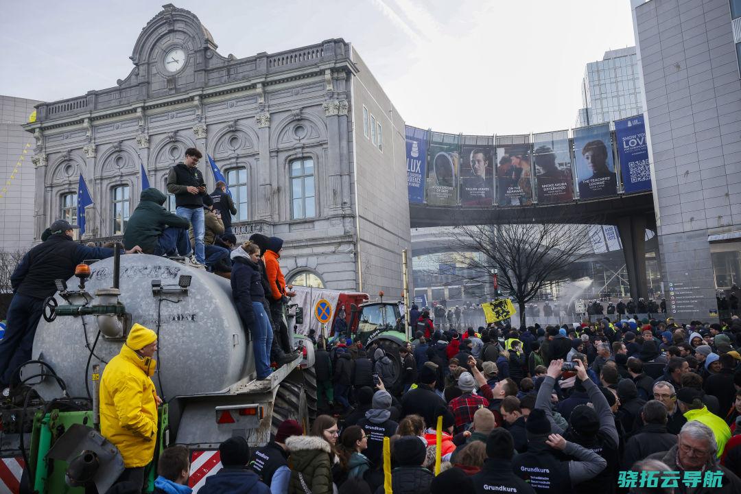 外地时期2024年2月1日，比利时布鲁塞尔，欧洲指导人在布鲁塞尔举办欧盟峰会，人们汇集在欧洲议会外，农民举办抗议优惠。