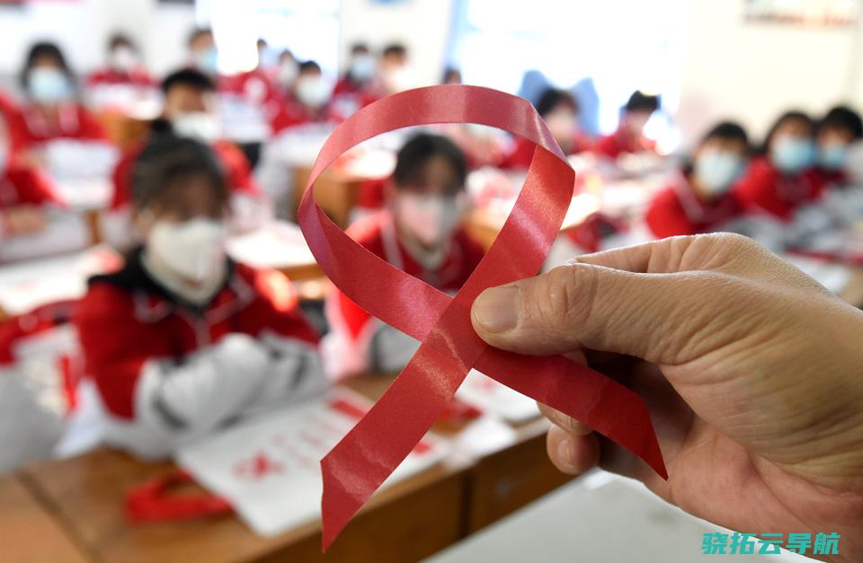 青年 中间翘 环球艾滋病日丨抗艾40年 老年