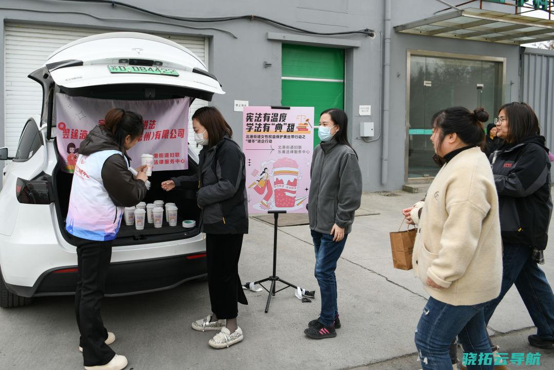 2023年11月30日，江苏常州钟楼区北港街道妇联进行2023年女性权力包全黄丝带执行之“暖冬”进企执行。(人民视觉供图)