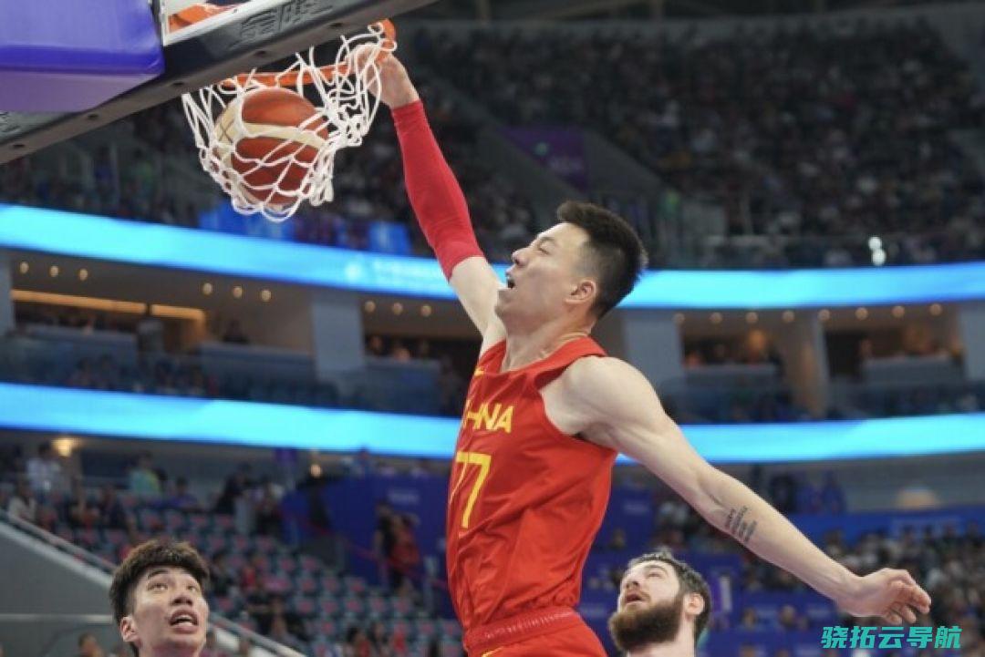 2023年10月6日，中国男篮球员张镇麟在较量中打破、单手暴扣。