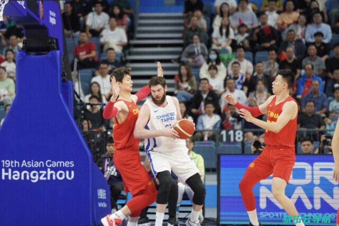 2023年10月6日，两名中国男篮球员在篮下防卫中国台北队球员阿提诺。