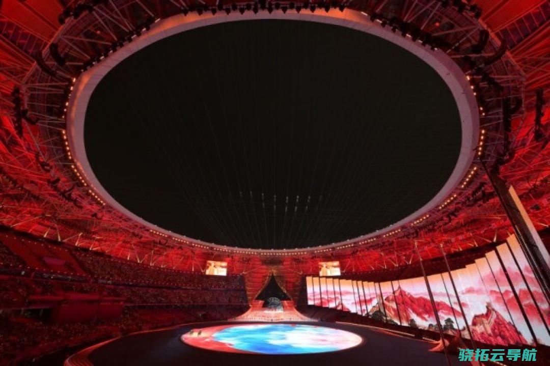 2023年9月23日，浙江杭州，亚运会揭幕式上，五星红旗入场时灯光成果出现的是一派中国红。