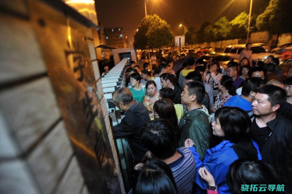 长沙市民冒雨为袁隆平送别