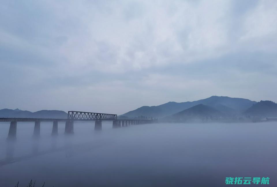 沿鸭绿江而行 从雨中到雾中