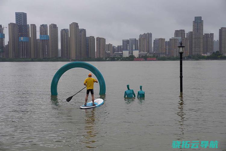 洪水下的民间接济队