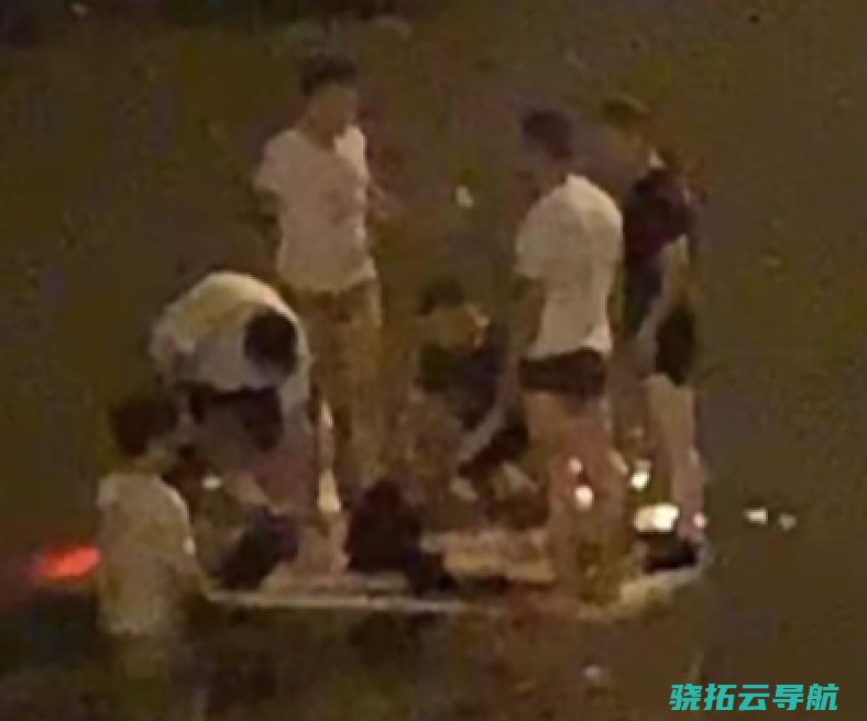 北京夫妇暴雨驾车涉水意外面前的接济 6名壮士的致力与遗憾