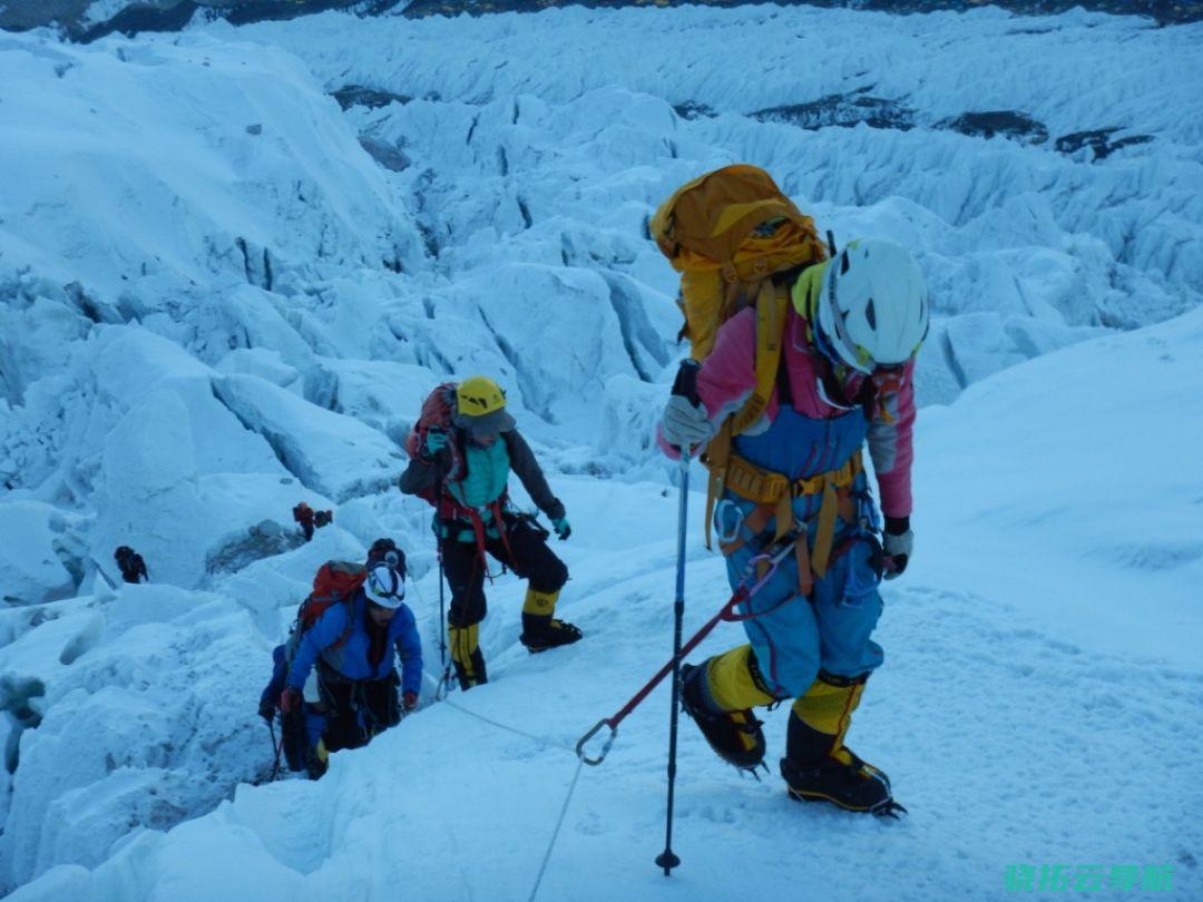 2016年，马里娅姆与男性登山队的队员在珠峰南坡6000米。