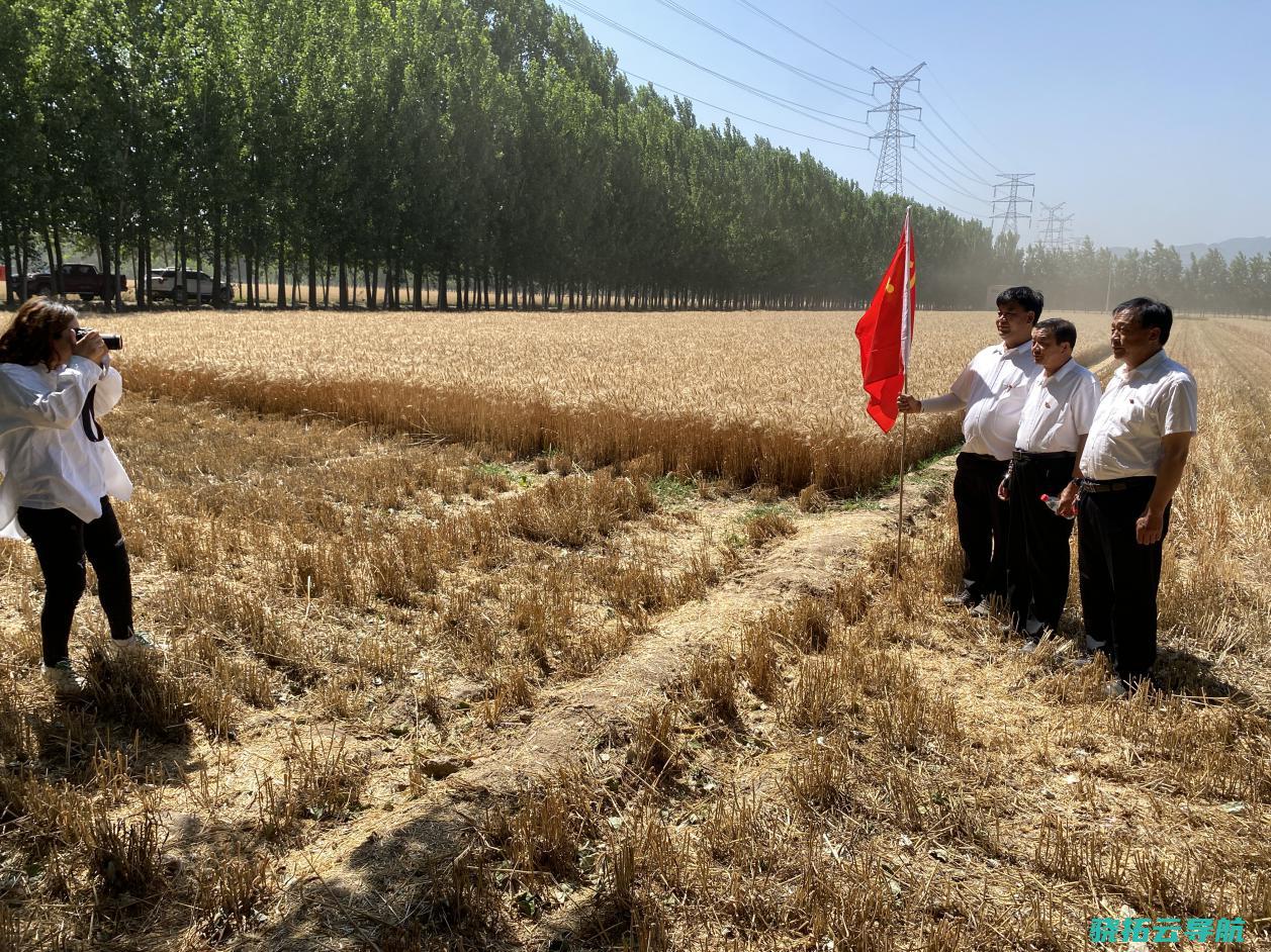 一个 挣的钱全投出来了 地主 承包土地十年